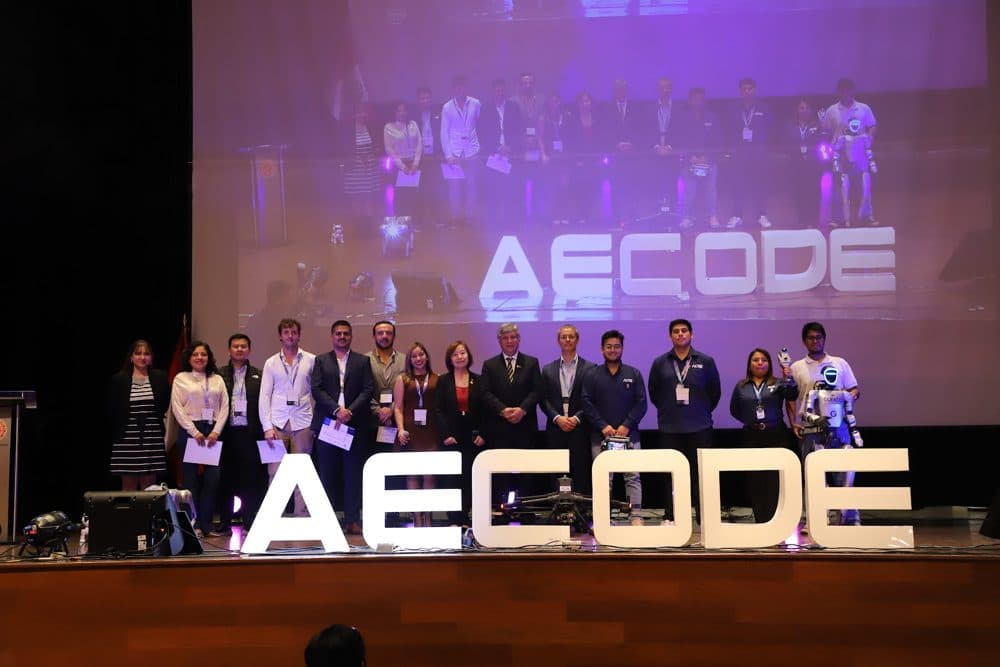 Equipo y comunidad de AECODE en el escenario del AI Construction Summit